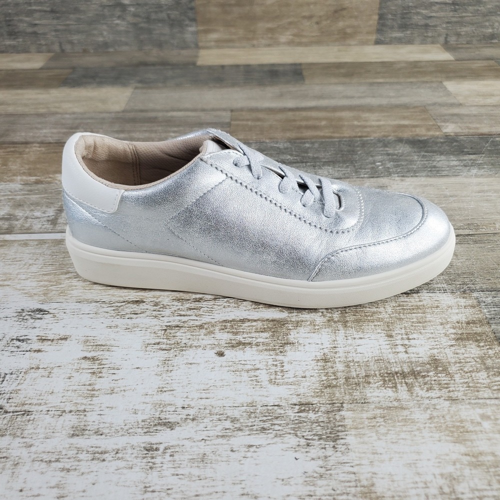 LifeStride Happy Hour Womens Shoes Sz 8.5 M Silver Round Toe Lace Up Sneakers